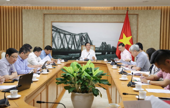 Phó Thủ tướng Hồ Quốc Dũng chủ trì họp về tình hình thực hiện Nghị quyết số 36/2026/NQ-CP của Chính phủ về đơn giản hóa thủ tục hành chính đối với mã số vùng trồng và mã số cơ sở đóng gói liên quan đến tiêu thụ, xuất khẩu sầu riêng - Ảnh: chinhphu.vn/Gia Huy