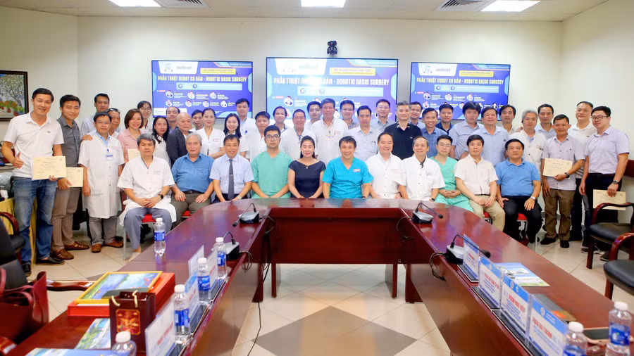 Các đại biểu chụp ảnh lưu niệm kết thúc Khóa đào tạo Phẫu thuật Robot cơ bản. 1786526744381-1354391879642437745-g5532138549535345532-e5e94189c2ac26d8238e5d2319e9a01e.jpg
