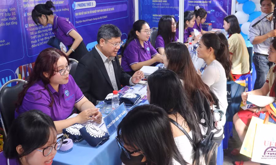 Hoạt động tư vấn tuyển sinh năm 2026 của Trường Đại học Luật TPHCM. 6-5579.png
