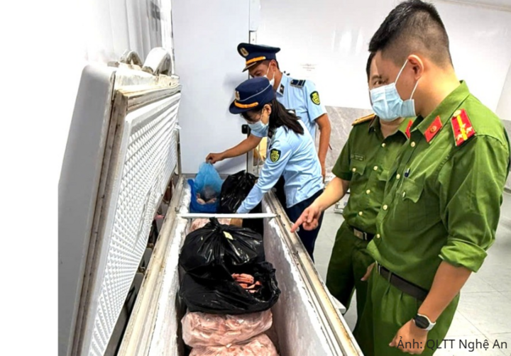 Lực lượng Quản lý thị trường Nghệ An  phối hợp với lực lượng công an kiểm tra các cơ sở kinh doanh