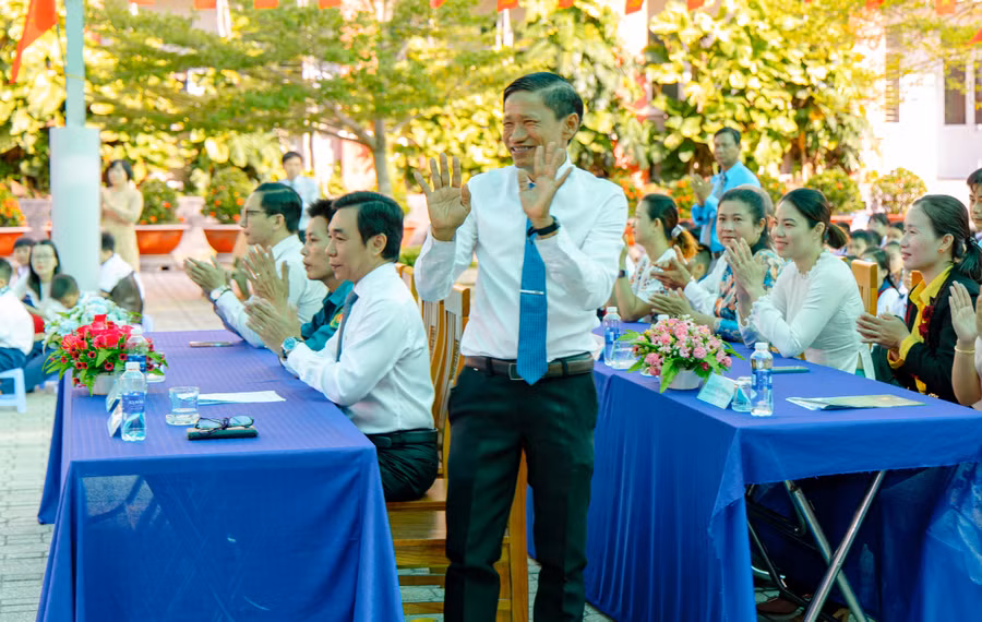 Ông Lại Văn Tâm, Hiệu trưởng Trường Tiểu học Bình Lợi. day-hoc-2-buoi-ngay-1.jpg