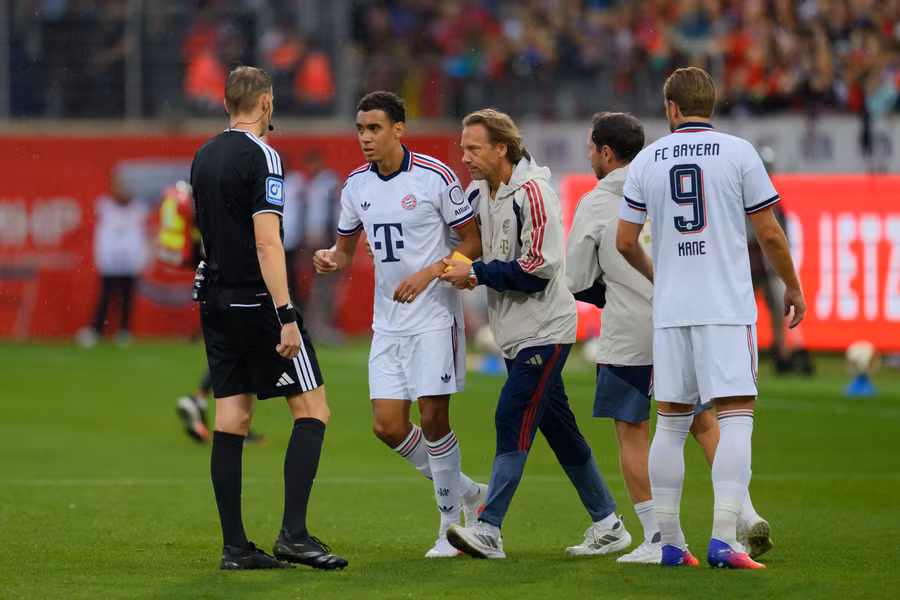 Chỉ 4 ngày sau, cảnh tượng tương tự lại xuất hiện trong trận Bayern Munich thắng FC Heidenheim 4-2. Tiền vệ Musiala được tung vào sân từ ghế dự bị nhưng chỉ thi đấu khoảng 8 phút trước khi một lần nữa gục xuống, khiến trận đấu phải tạm dừng để đội ngũ y tế vào sân chăm sóc. Ảnh: The Sun. 3.jpg