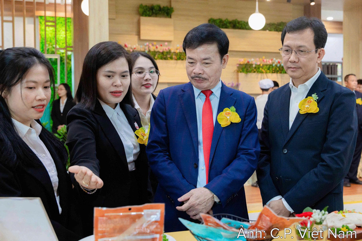 Các đại biểu tham quan khu trưng bày sản phẩm thịt gà chế biến của C.P. Việt Nam tham gia thị trường xuất khẩu.