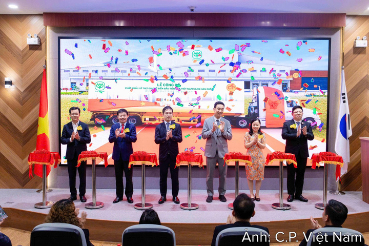 Các đại biểu thực hiện nghi thức công bố xuất khẩu lô thịt gà chế biến đầu tiên của Việt Nam sang thị trường Hàn Quốc.