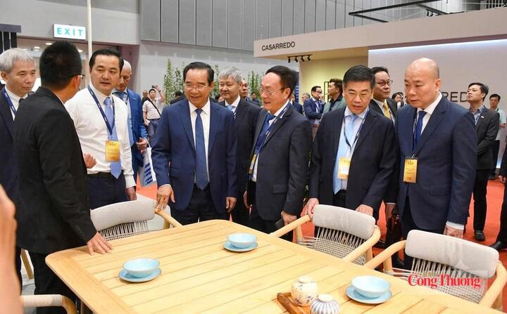 Đại biểu tham quan gian hàng tại Hội chợ Xuất khẩu đồ gỗ và nội thất - Hawa Expo 2026. Ảnh: Thanh Minh