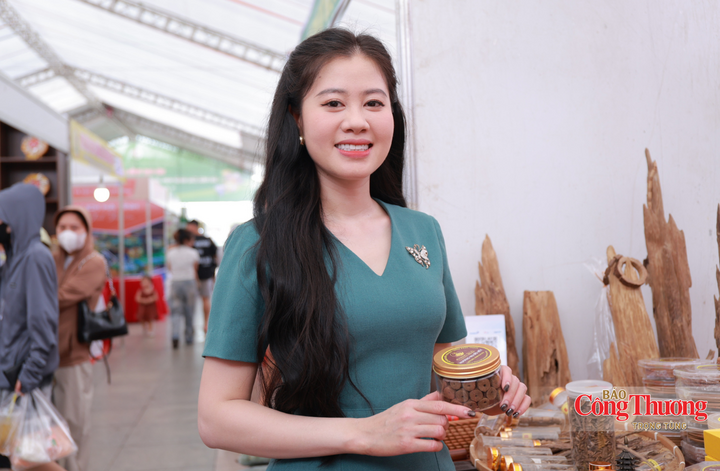 Không gian trưng bày này quy tụ hàng trăm sản phẩm tinh hoa nhất của địa phương, bao gồm các sản phẩm CNNT tiêu biểu các cấp, sản phẩm OCOP, sản phẩm làng nghề truyền thống và hàng thủ công mỹ nghệ.