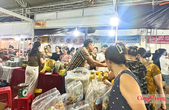 Tại gian hàng của Hợp tác xã thu mua và chế biến hải sản Chiến Thắng (phường Hải Ninh, Hà Tĩnh), trung bình mỗi ngày thu về từ 20-30 triệu đồng.