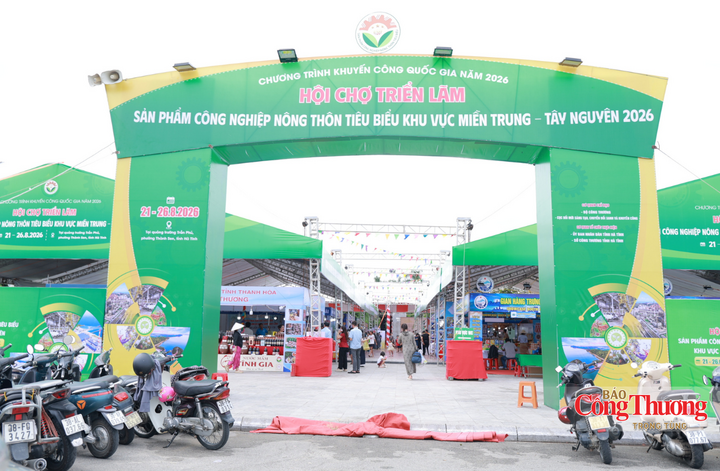 Hội chợ triển lãm sản phẩm công nghiệp nông thôn (CNNT) tiêu biểu khu vực miền Trung - Tây Nguyên năm 2026 được tổ chức tại tỉnh Hà Tĩnh, kéo dài từ ngày 21 - 26/8. Sự kiện quy mô lớn này đã trở thành điểm nhấn quan trọng trong bức tranh giao thương kinh tế của khu vực, đồng thời là diễn đàn lớn để địa phương chủ nhà quảng bá tiềm năng sản xuất.