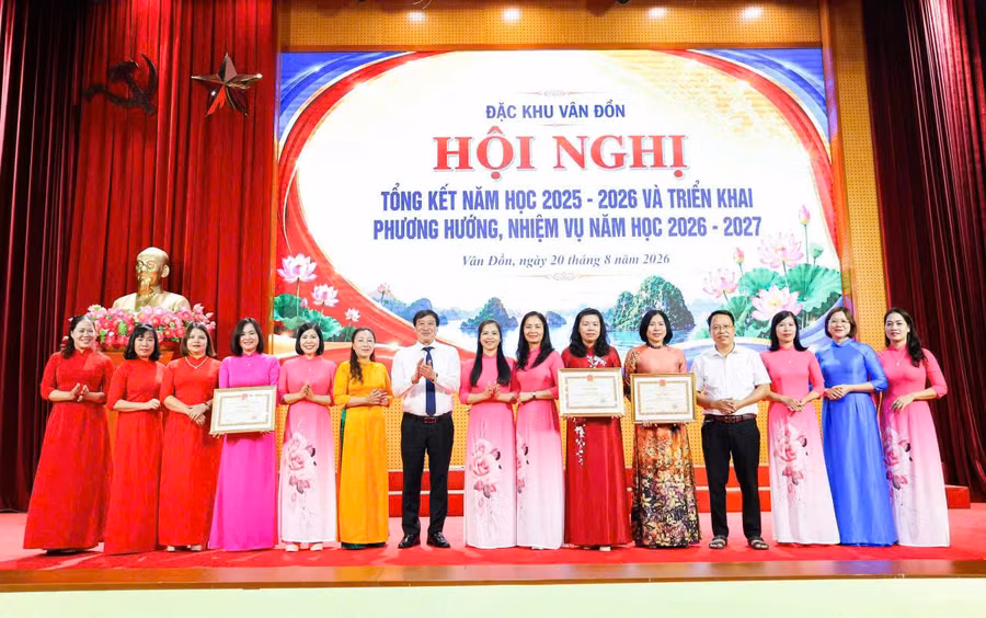 Các tập thể có thành tích xuất sắc trong năm học 2025-2026 được biểu dương tại hội nghị triển khai nhiệm vụ năm học mới của đặc khu Vân Đồn. 1787807248105-1437513146487963006-g5081143553798920206-ce557b5af60098bf040e341b5d2fbad6.jpg