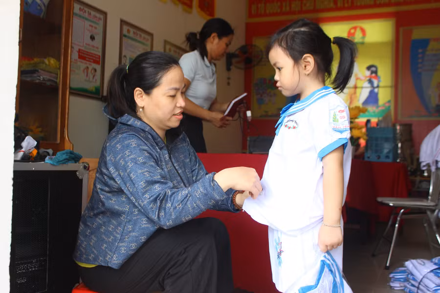 Phụ huynh đến trường đặt mua sách vở, đồng phục cho con, sẵn sàng bước vào ngày tựu trường. img-2784.jpg