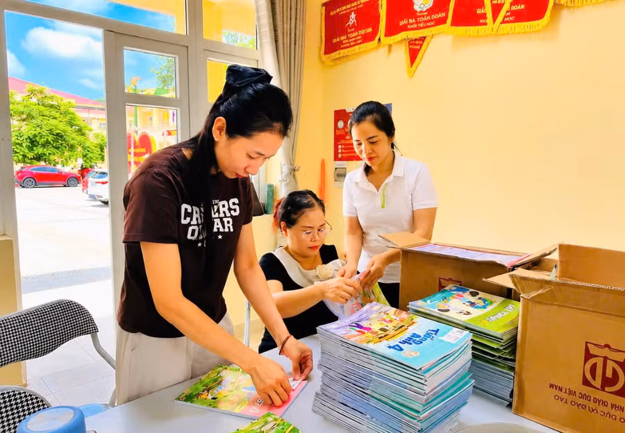 Cán bộ, giáo viên các trường học khẩn trương chuẩn bị, sắp xếp sách giáo khoa, sẵn sàng phục vụ học sinh bước vào năm học 2026-2027. 1787807248128-1437513146487963006-g5081143553798920206-937f03a3edb5dea2ef5a7b774e6049d3.jpg