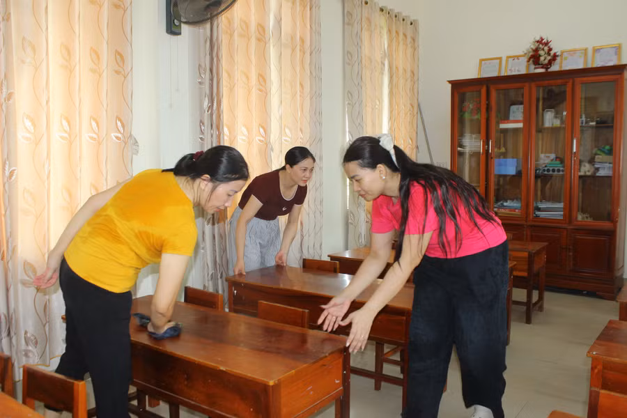 Giáo viên Trường Tiểu học Văn Yên tận dụng những ngày cuối tuần vệ sinh trường lớp. img-2741.jpg