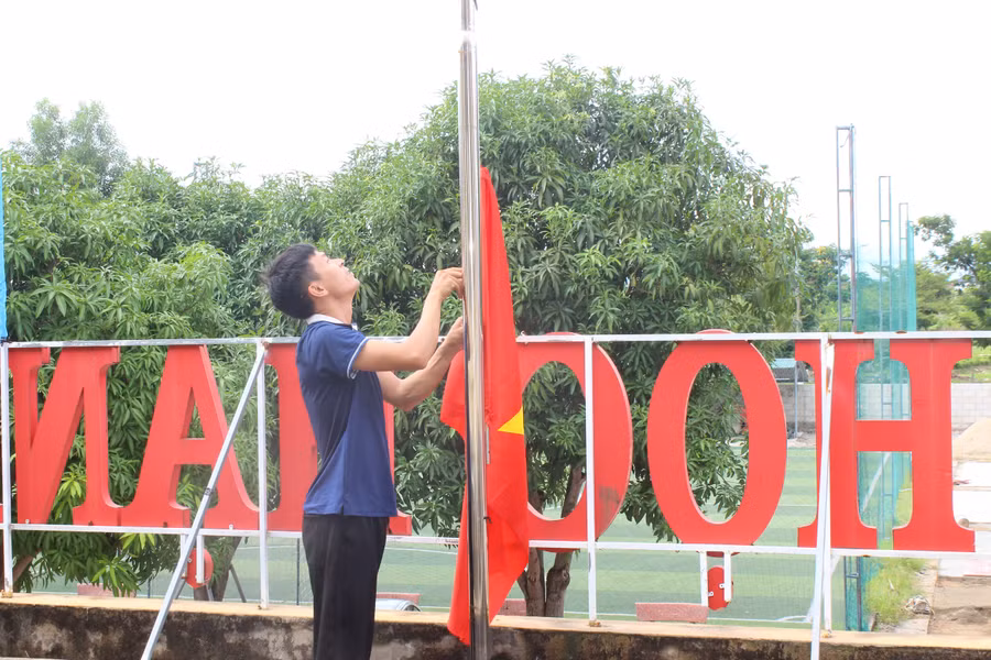 Trang trí trường lớp, chỉnh trang cờ Tổ quốc, sẵn sàng đón năm học mới. img-2752.jpg