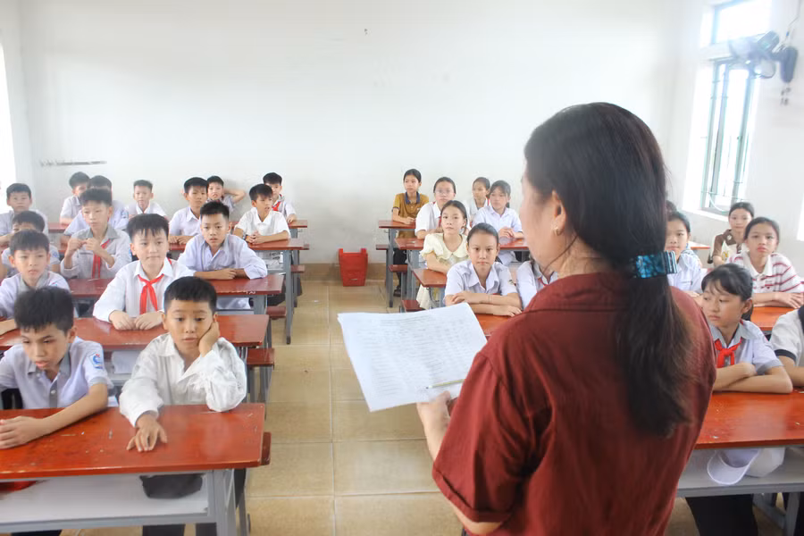 Giáo viên lớp 6 kiểm tra danh sách học sinh, hiểu hoàn cảnh gia đình, sức khỏe học sinh để có sự đồng hành, hỗ trợ phù hợp trong năm học mới. img-9992.jpg