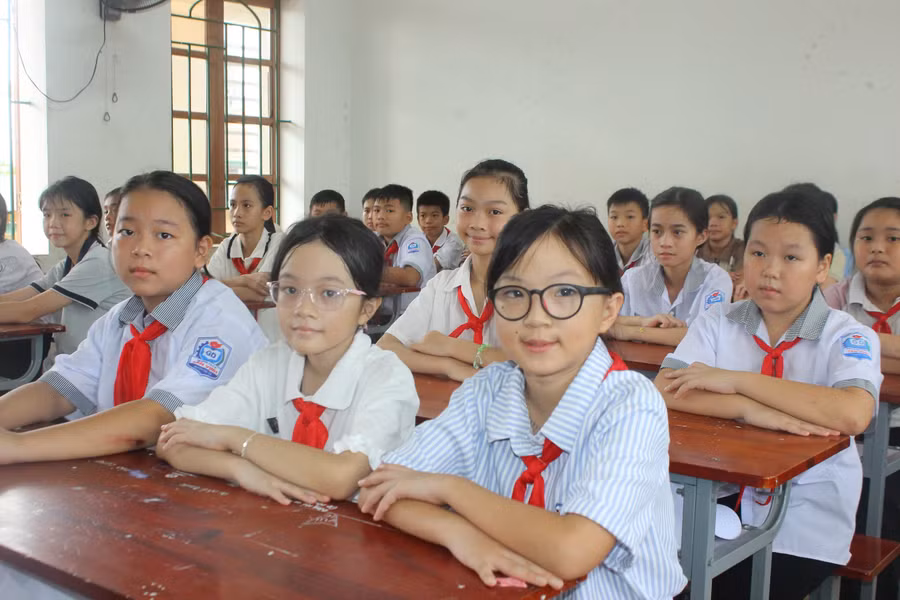Trong sáng 28/8, hơn 300.000 học sinh tất cả khối lớp tại Hà Tĩnh đã tham gia tựu trường. ha-tinh.jpg