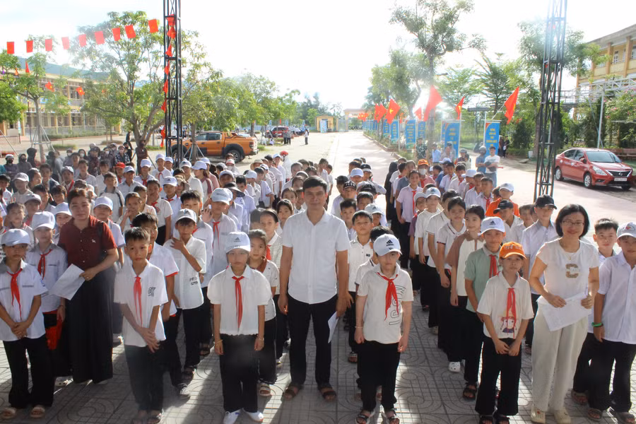 Giáo viên lớp 6 Trường THCS Tân Vịnh (phường Trần Phú) nhận lớp, làm quen với học sinh trong ngày tựu trường. img-9935.jpg