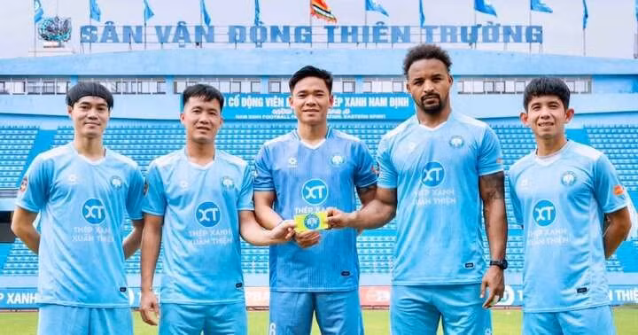 Thủ môn Nguyên Mạnh làm đội trưởng của CLB Thép Xanh Nam Định. Ảnh: Nam Định.