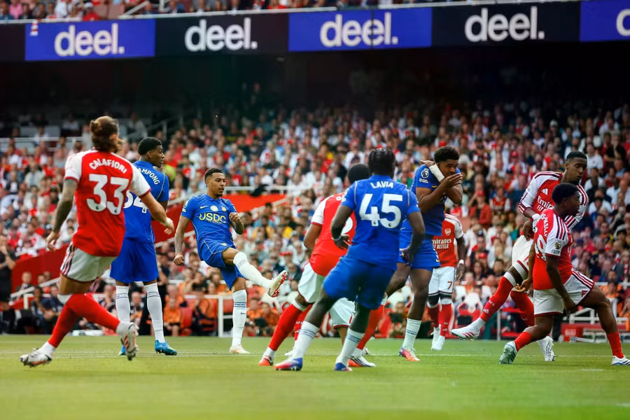 Morgan Rogers giúp Chelsea vượt lên ngay sau 77 giây, nhưng đội khách không thể bảo toàn lợi thế tại Emirates. Ảnh: Shutterstock. arsenal-0.jpg