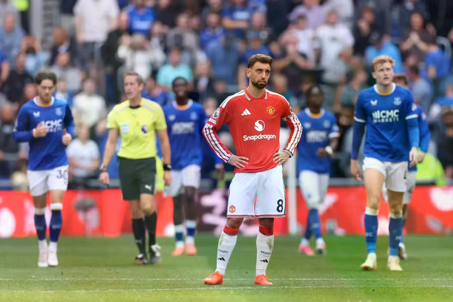Thủ quân Bruno Fernandes thất vọng khi Man Utd bị chia điểm đáng tiếc ở vòng 3 Ngoại hạng Anh. Ảnh The Sun. man-utd-2.jpg