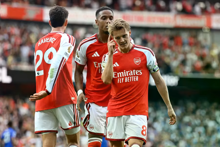 Martin Odegaard ghi bàn hoàn tất màn ngược dòng, giúp Arsenal duy trì thành tích toàn thắng sau 3 vòng Ngoại hạng Anh. Ảnh: Shutterstock. arsenal-1.jpg