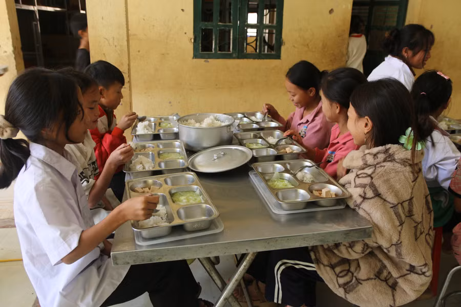 Những bữa cơm bán trú giúp học sinh yên tâm học tập. 3.jpg