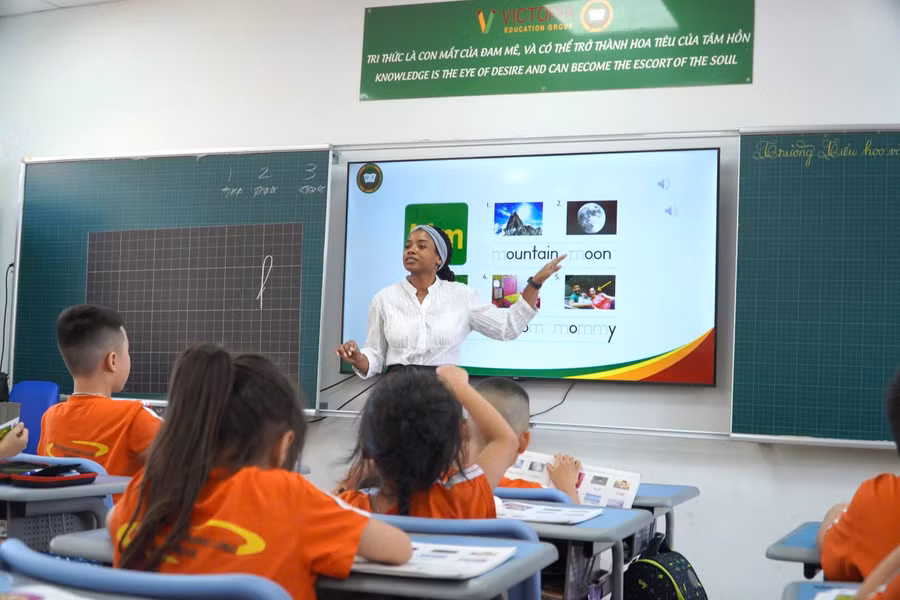 Một giờ học tiếng Anh của học sinh Trường Tiểu học và THCS Victoria Thăng Long 3. Ảnh NC. tieng-anh-2.jpg