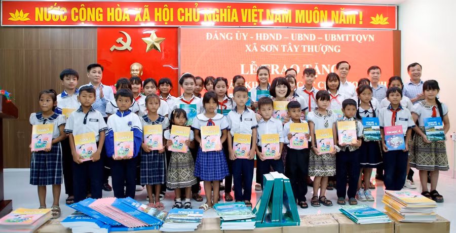 Học sinh các trường học thuộc xã Sơn Tây Thượng (Quảng Ngãi) nhận sách giáo khoa trước thềm năm học mới. Ảnh: NTCC giao-duc-bat-buoc-1.jpg