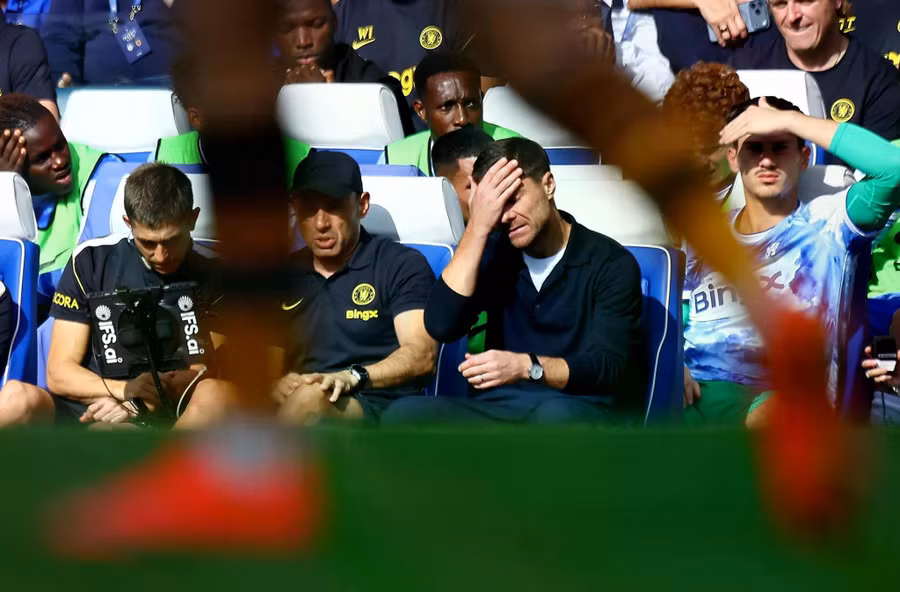 HLV Xabi Alonso tỏ rõ vẻ không hài lòng khi chứng kiến Chelsea tiếp tục bộc lộ những vấn đề ở hàng phòng ngự. Ảnh: Shutterstock Editorial. 2.jpg