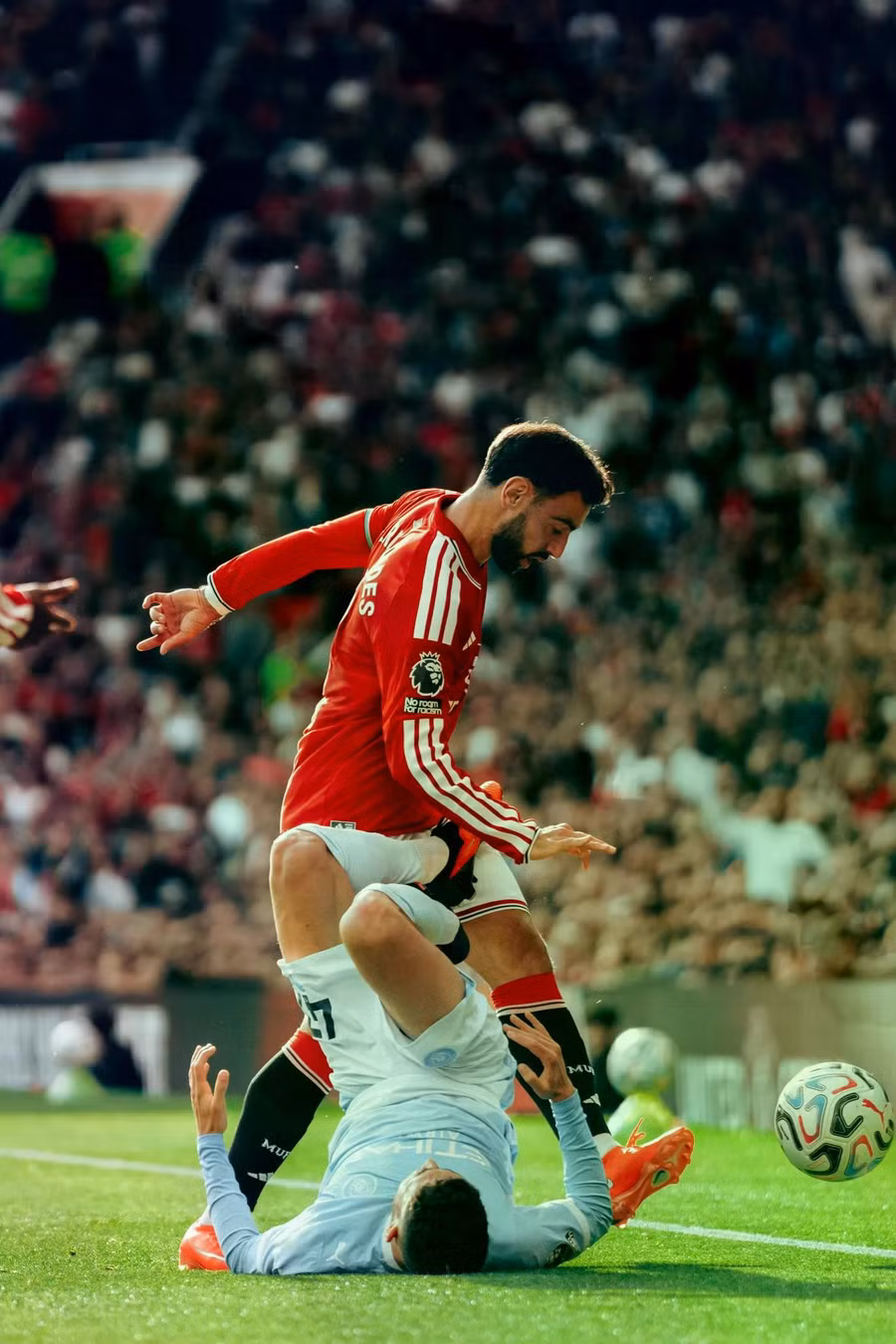 Tiền vệ Phil Foden trả đũa đội trưởng Bruno Fernandes. Ảnh: The Sun. man-utd-1.jpg