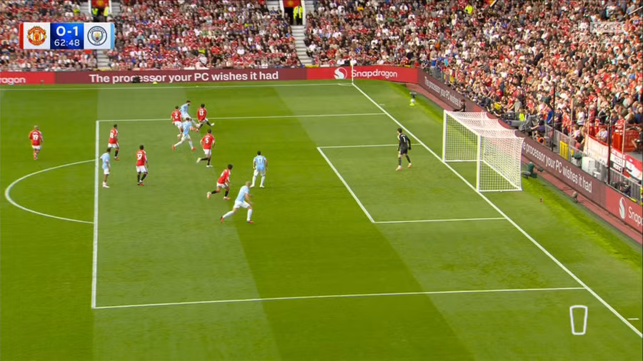 Bất chấp chơi thiếu người từ sớm nhưng Man City vẫn thắng Man Utd nhờ pha ghi bàn gây tranh cãi. Ảnh: Sky Sports. man-city-3.jpg