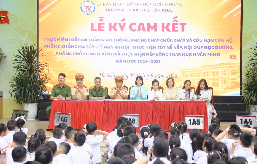 Lễ ký cam kết với sự tham gia của đại diện Phòng Cảnh sát giao thông Công an thành phố Hà Nội, Công an phường Vĩnh Hưng, Ban đại diện cha mẹ học sinh, Ban giám hiệu và học sinh Trường Tiểu học và Trung học cơ sở Tân Khai. img-2539.jpg