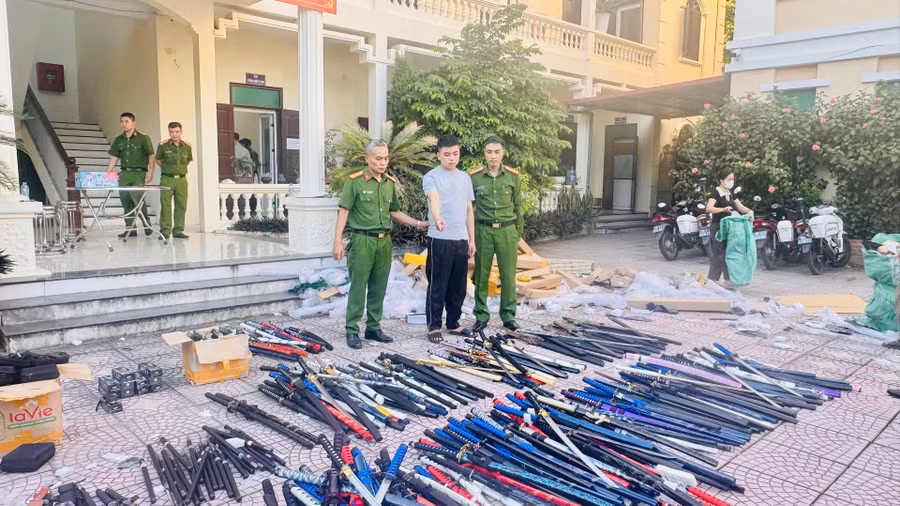 Ninh Văn Thanh và số vũ khí, công cụ hỗ trợ bị lực lượng công an thu giữ.