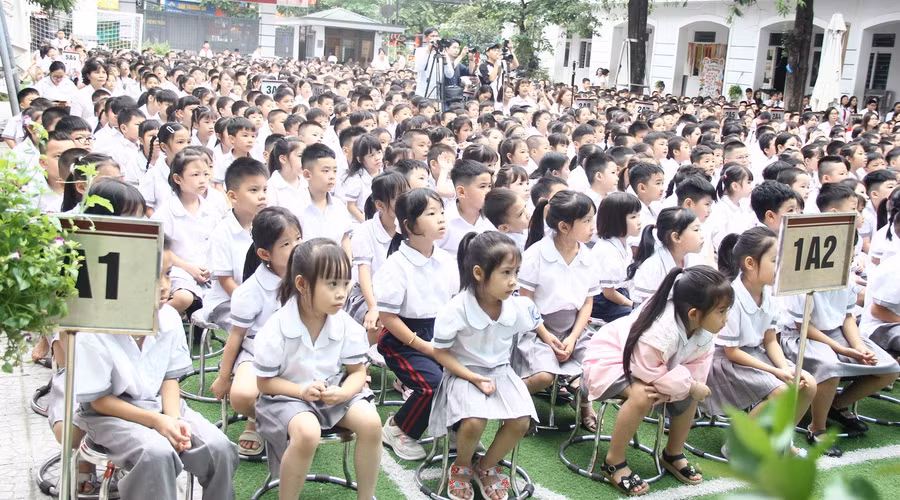 Học sinh tiểu học chăm chú theo dõi chương trình. img-2499.jpg