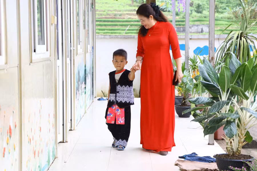 Theo giáo viên tại điểm trường, những năm gần đây, tình trạng học sinh phải nghỉ học để phụ giúp gia đình gần như không còn tồn tại. 1788884361192-2444876590256770319-2444876590256770319-50c70f72bfba23ff334d5ff5567be5ba.jpg