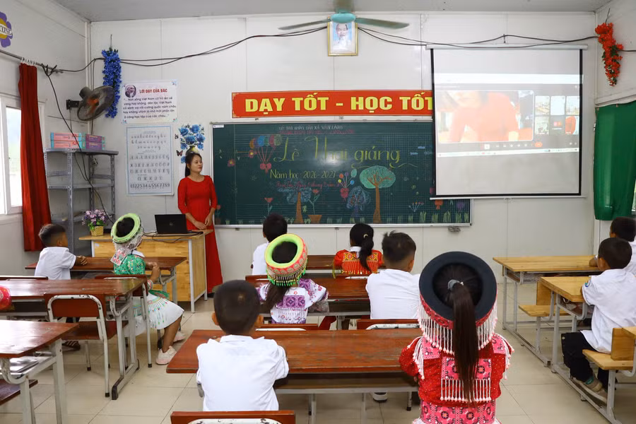 Lớp học được đầu tư, trang bị cơ sở vật chất, thiết bị hiện đại phục vụ cho việc dạy và học tại điểm trường Bản Tèn. 1788884360935-2444876590256770319-2444876590256770319-f48e92c8de602ff22ed55a7ecdc9692d.jpg
