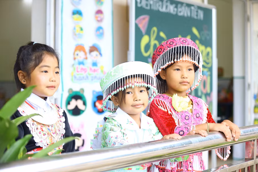 Những ánh mắt trong veo, những nụ cười tươi sáng, thắp lên hi vọng về tương lai của những học sinh Bản Tèn. 1788884361488-2444876590256770319-2444876590256770319-cf9b1ea5804bfeb050db2bf30a6794e2.jpg