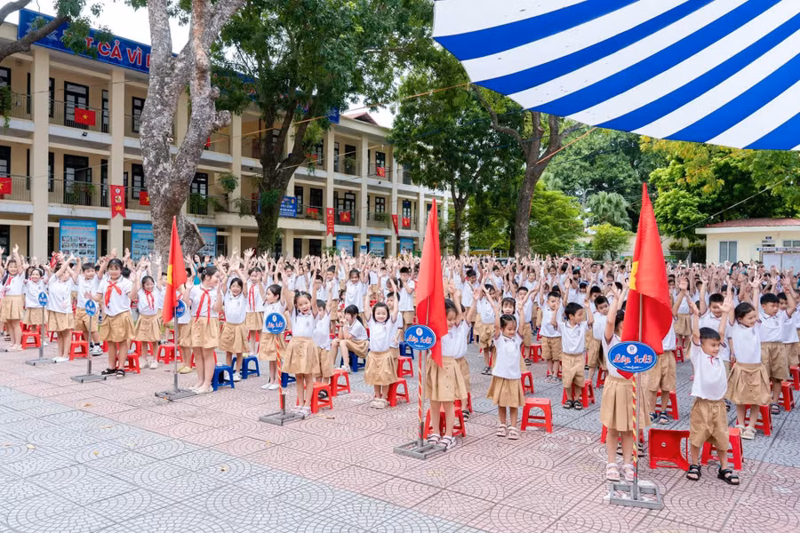 Các em học sinh lớp 1, Trường Tiểu học Yên Thường chào đón năm học mới 2026-2027. Ảnh: Đình Tuệ. ai-4.jpg