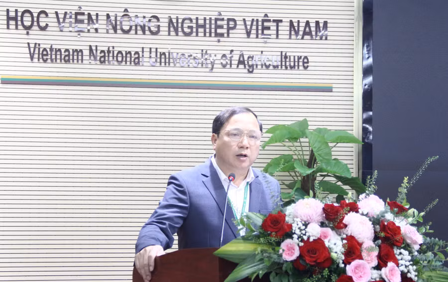 PGS.TS Vũ Ngọc Huyên - Phó Giám đốc Học viện Nông nghiệp Việt Nam phát biểu tại hội nghị. img-2663.jpg