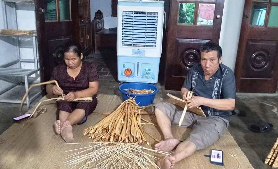Bà Hoàng Thị Mai (54 tuổi), ông Lê Đình Phúc tham gia nghề đan bèo tây tại nhà. Ảnh: Đinh Thắm 2aoboqz21a5sy2urgir5e44zsiomxtammumovrdm.jpg