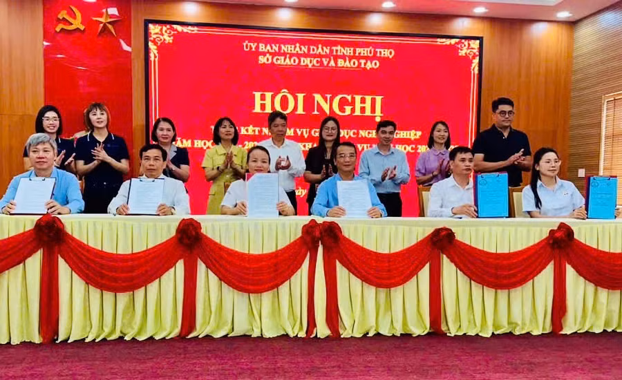 Đại diện các doanh nghiệp, nhà trường ký kết ký kết chương trình phối hợp đào tạo và cung ứng nguồn nhân lực tại Hội nghị tổng kết nhiệm vụ GDNN năm học 2025 - 2026, triển khai nhiệm vụ năm học 2026 - 2027. 1785379712613-1992916479223971132-2944916659100121162-n.jpg