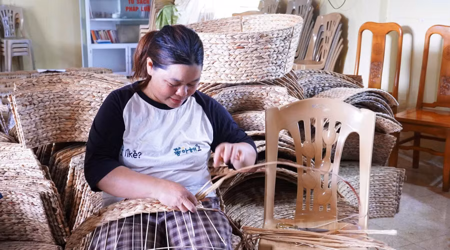 Từ nghề đan bèo tây, chị Lô Thị Chuân (36 tuổi) ở thôn Xuân Quỳ có thêm thu nhập. Ảnh: Đinh Thắm 2aoboqyyvobqtbw4iu4ds7b6xaelum6e5y0sjwfm.jpg