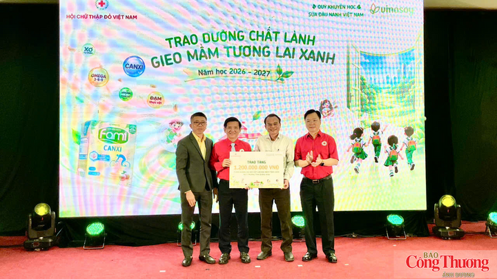 Trao tặng sữa cho đại diện các trường 4 tỉnh Quảng Ngãi, Lai Châu, Đắk Lắk và Đồng Tháp