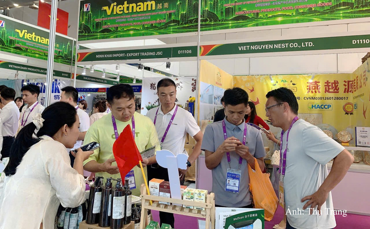 Đông đảo người dân, nhà phân phối tham quan, tìm hiểu các sản phẩm tại gian hàng TP. Đà Nẵng tại Hội chợ