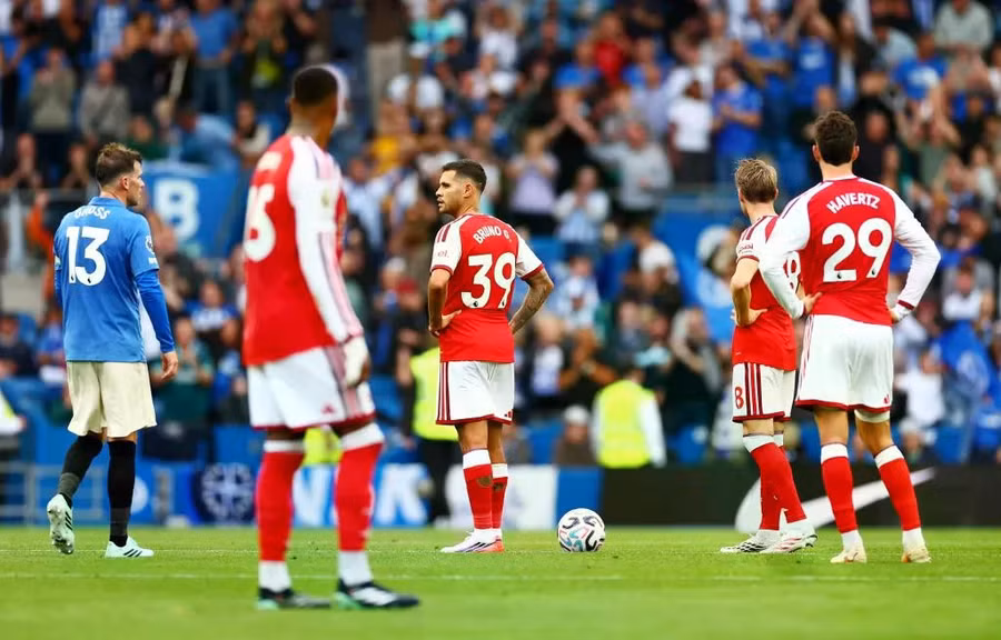 Các cầu thủ Arsenal thất vọng trong trận thua Brighton 0-3, khép lại chuỗi 7 trận toàn thắng trên mọi đấu trường. Ảnh: Shutterstock Editorial. arsenal-6.jpg