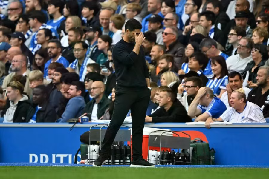 HLV Mikel Arteta thất vọng bên đường biên khi Arsenal nhận thất bại đầu tiên từ đầu mùa. Ảnh: AFP. arsenal-5.jpg
