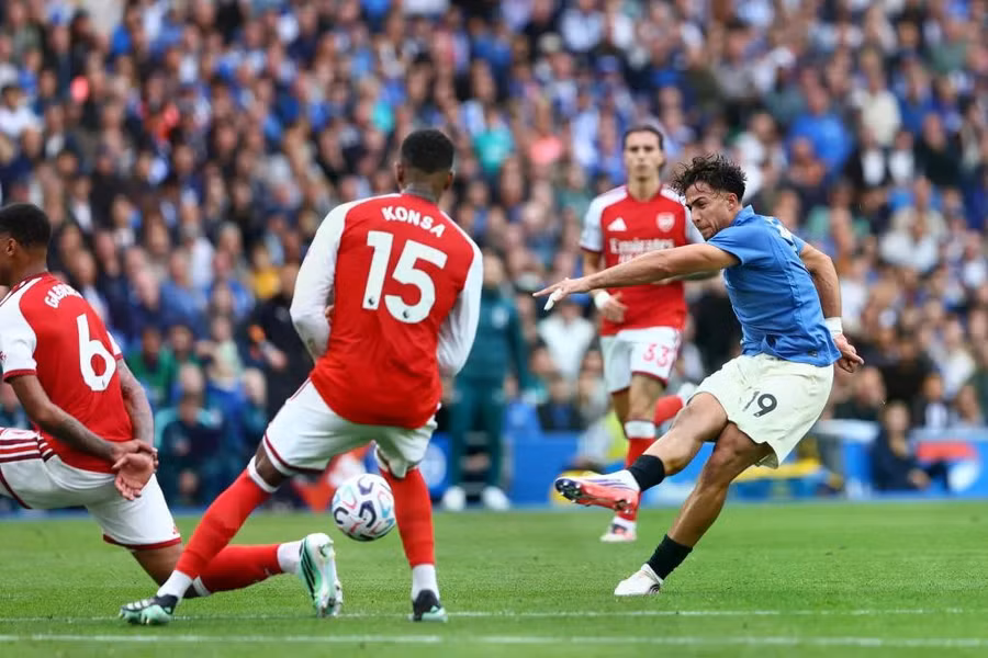 Tiền đạo Charalampos Kostoulas tung cú sút nhân đôi cách biệt cho Brighton trong hiệp 1, bất chấp sự truy cản của hàng thủ Arsenal. Ảnh: Getty Images. arsenal-3.jpg