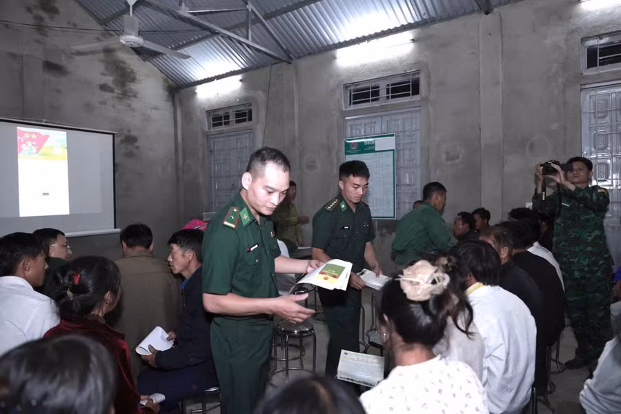 Người dân được tìm hiểu về quy trình trồng Sâm Lai Châu theo hướng liên kết. lai-chau-8.jpg