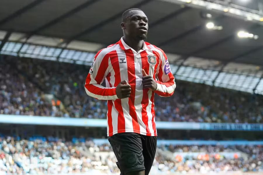 Tiền đạo Brian Brobbey lập hat-trick cho Sunderland nhưng vẫn không thể giúp đội khách tránh thất bại 3-5 trước Man City. Ảnh: Getty Images. man-city-2.jpg