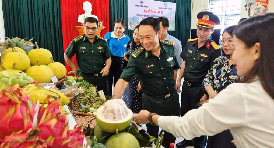 Hội LHPN xã Kim Điền giới thiệu các sản phẩm nông sản đặc trưng của người dân.