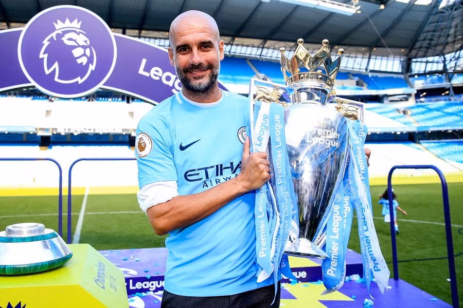 HLV Pep Guardiola nâng chức vô địch Ngoại hạng Anh mùa 2017-2018, một trong 3 danh hiệu Man City giành được trong giai đoạn liên quan các cáo buộc. Ảnh: Getty Images. man-city-2.jpg